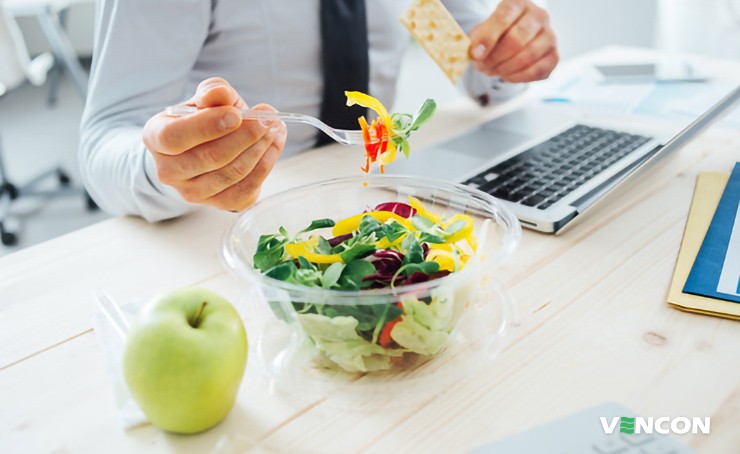 Cara Aman Mengisi Energi Saat Bekerja Keras